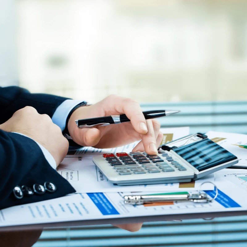 Six stage educational overview of the UAE AML compliance lifecycle and statutory obligations